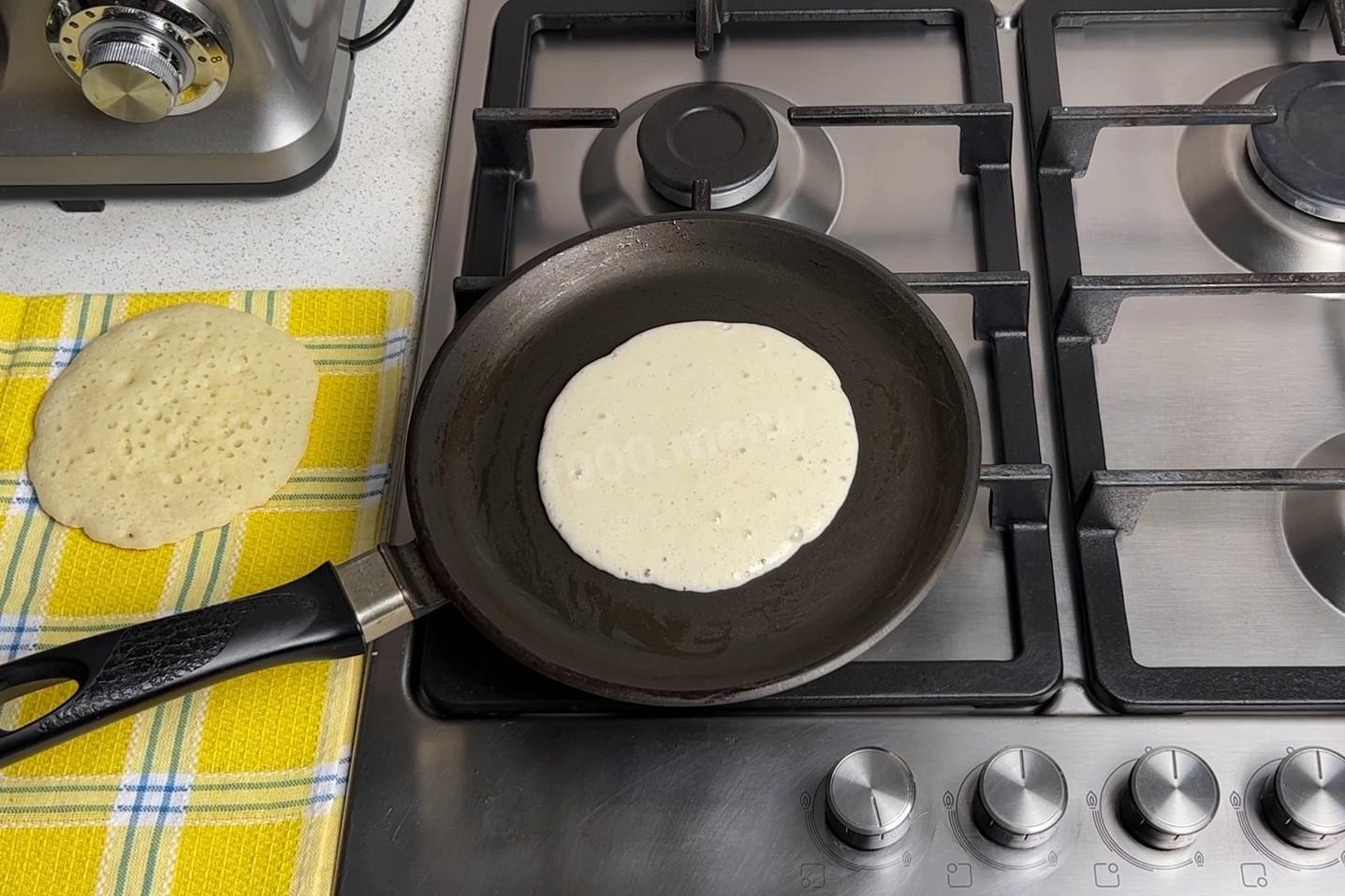 Шаг 8 приготовления Марокканские блины с манкой с дырочками