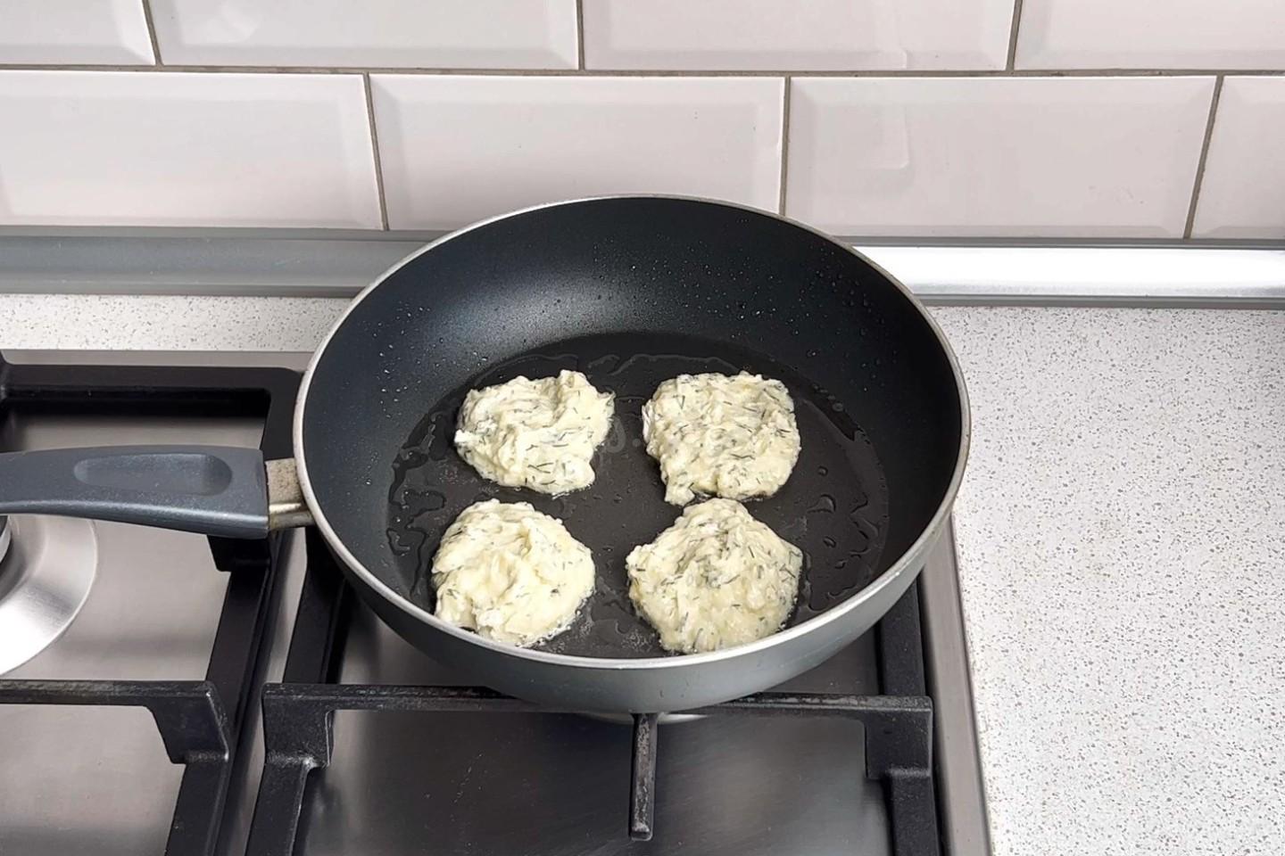 Шаг 7 приготовления Оладьи из картофельного пюре на сковороде