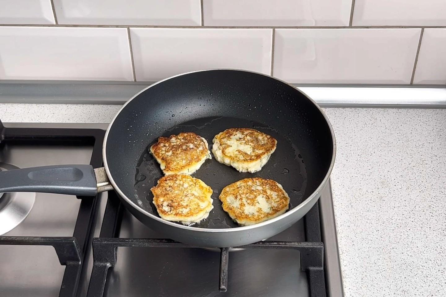 Шаг 8 приготовления Оладьи из картофельного пюре на сковороде