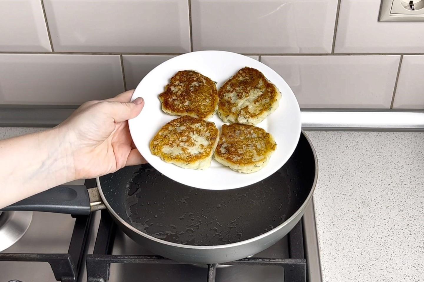 Шаг 9 приготовления Оладьи из картофельного пюре на сковороде