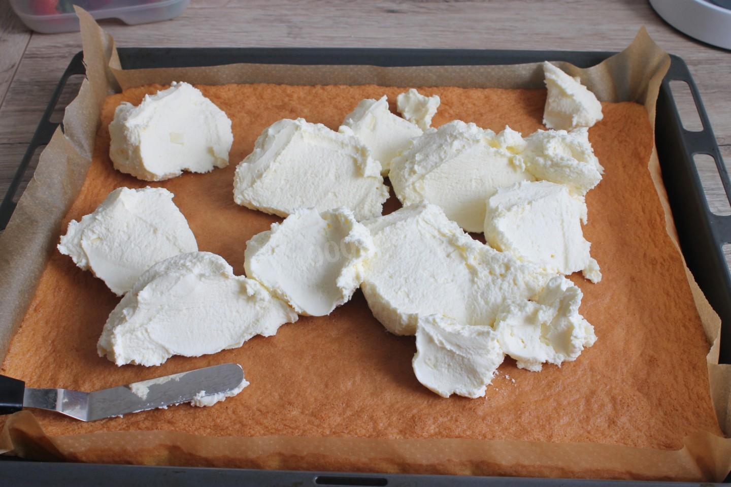 Шаг 11 приготовления Пирог с клубникой, сметаной и сливками на лимонаде