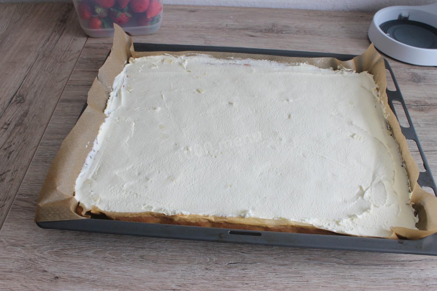 Шаг 12 приготовления Пирог с клубникой, сметаной и сливками на лимонаде