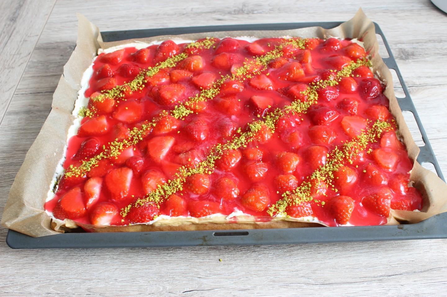 Шаг 17 приготовления Пирог с клубникой, сметаной и сливками на лимонаде