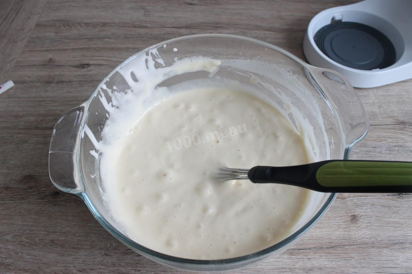 Шаг 4 приготовления Пирог с клубникой, сметаной и сливками на лимонаде