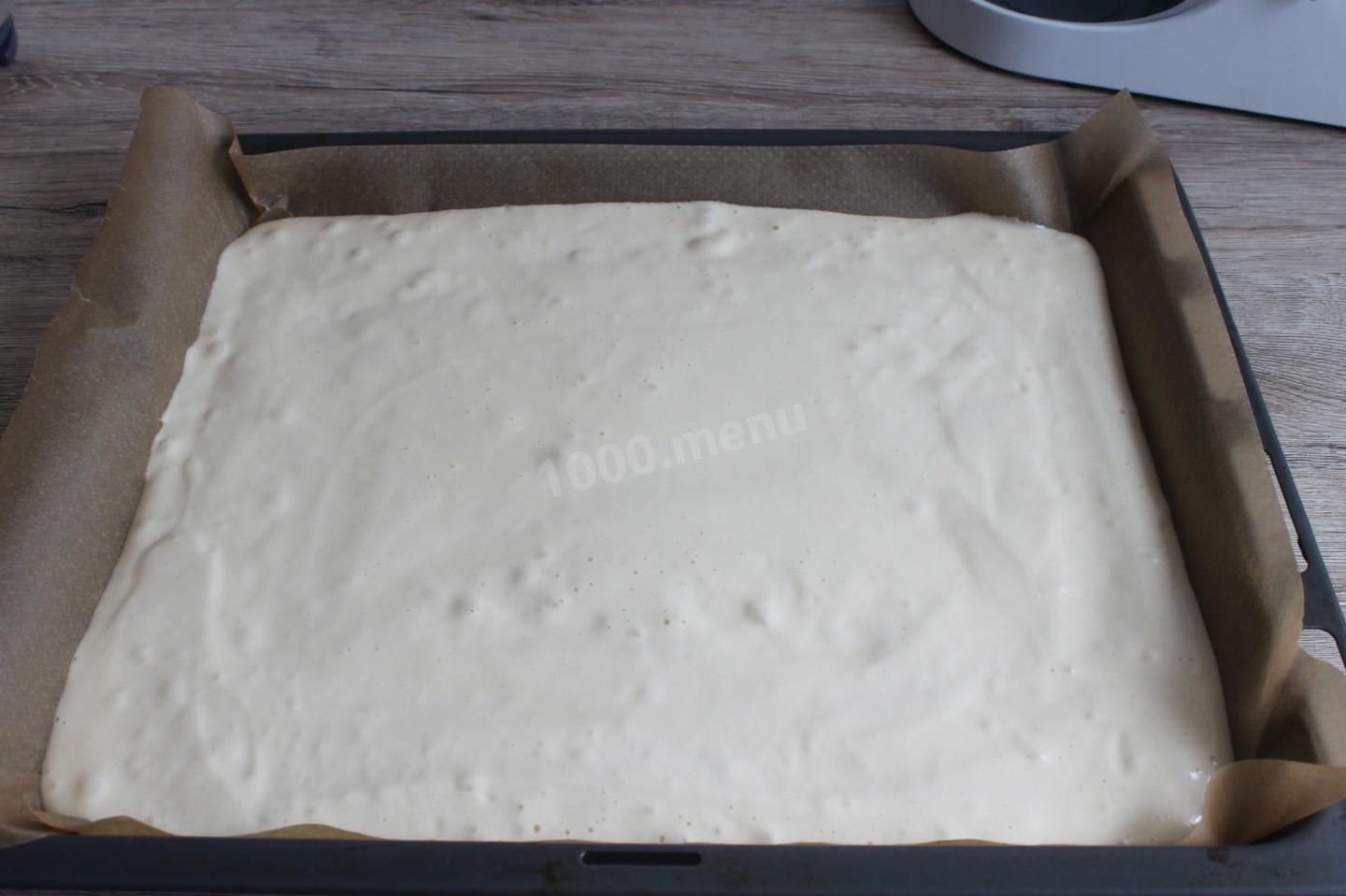 Шаг 6 приготовления Пирог с клубникой, сметаной и сливками на лимонаде