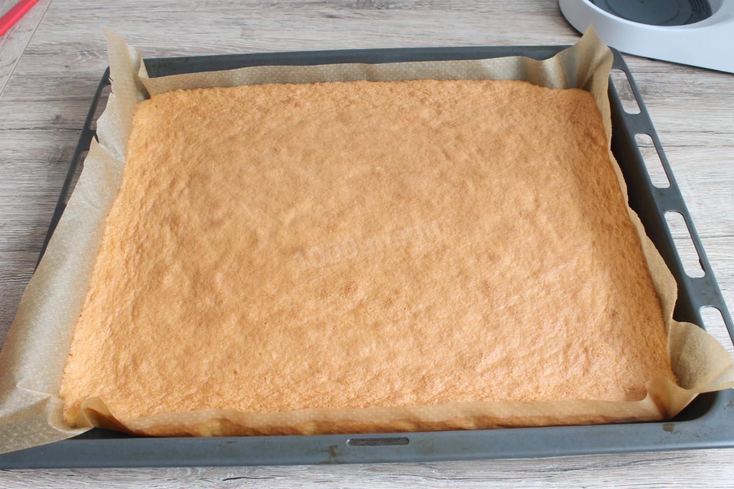 Шаг 7 приготовления Пирог с клубникой, сметаной и сливками на лимонаде