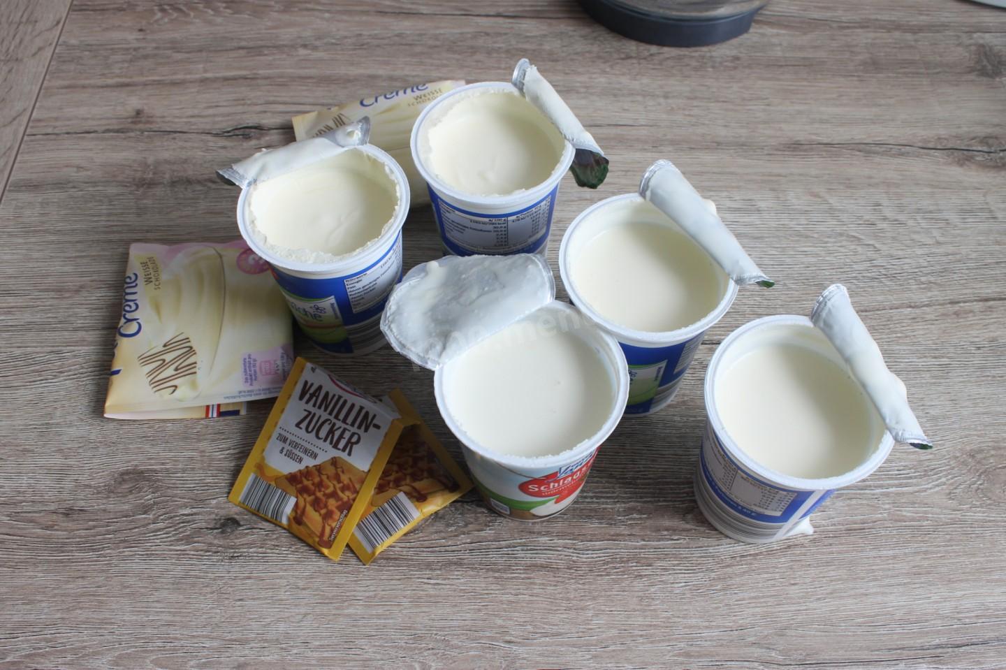 Шаг 8 приготовления Пирог с клубникой, сметаной и сливками на лимонаде