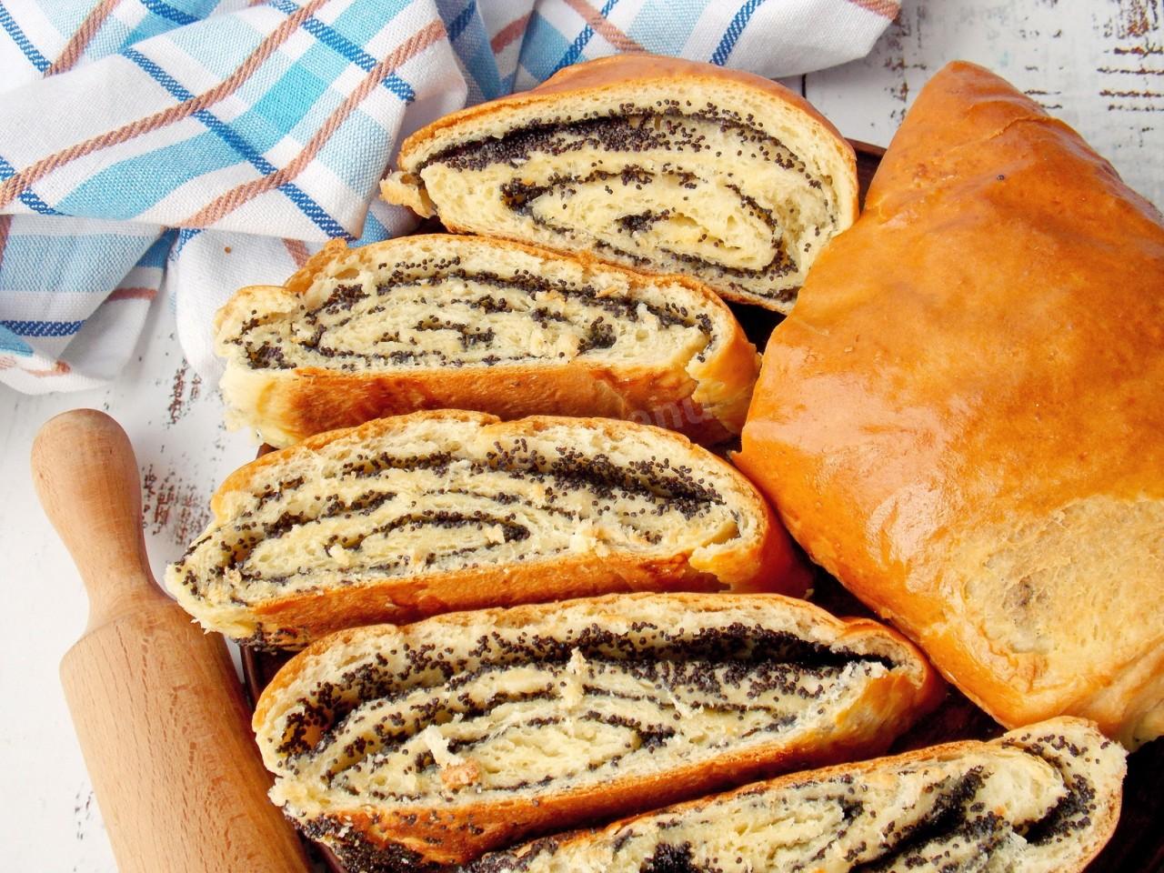 Шаг 15 приготовления Рулет с маком из дрожжевого теста