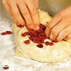 Шаг 1 приготовления Дрожжевые булочки с вишней