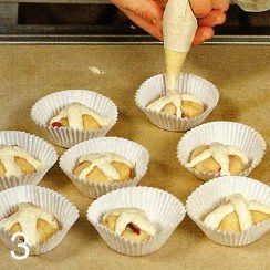 Шаг 2 приготовления Дрожжевые булочки с вишней