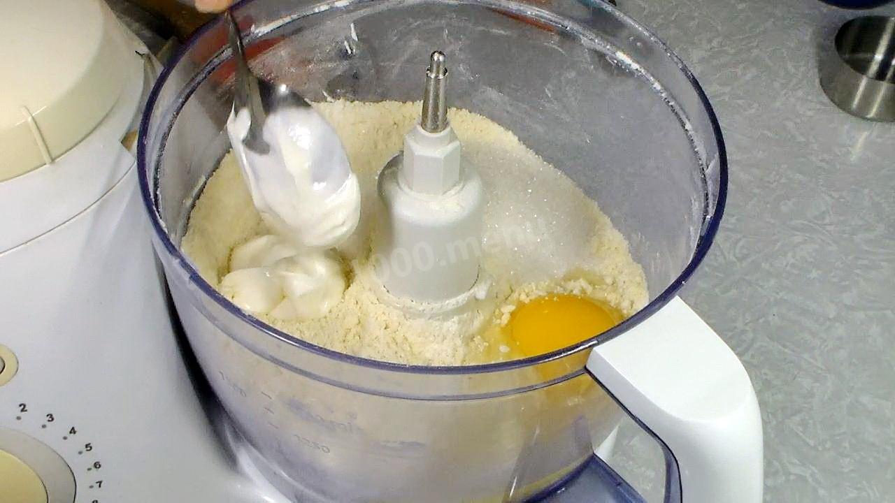 Шаг 3 приготовления Нежный творожный пирог с клубникой
