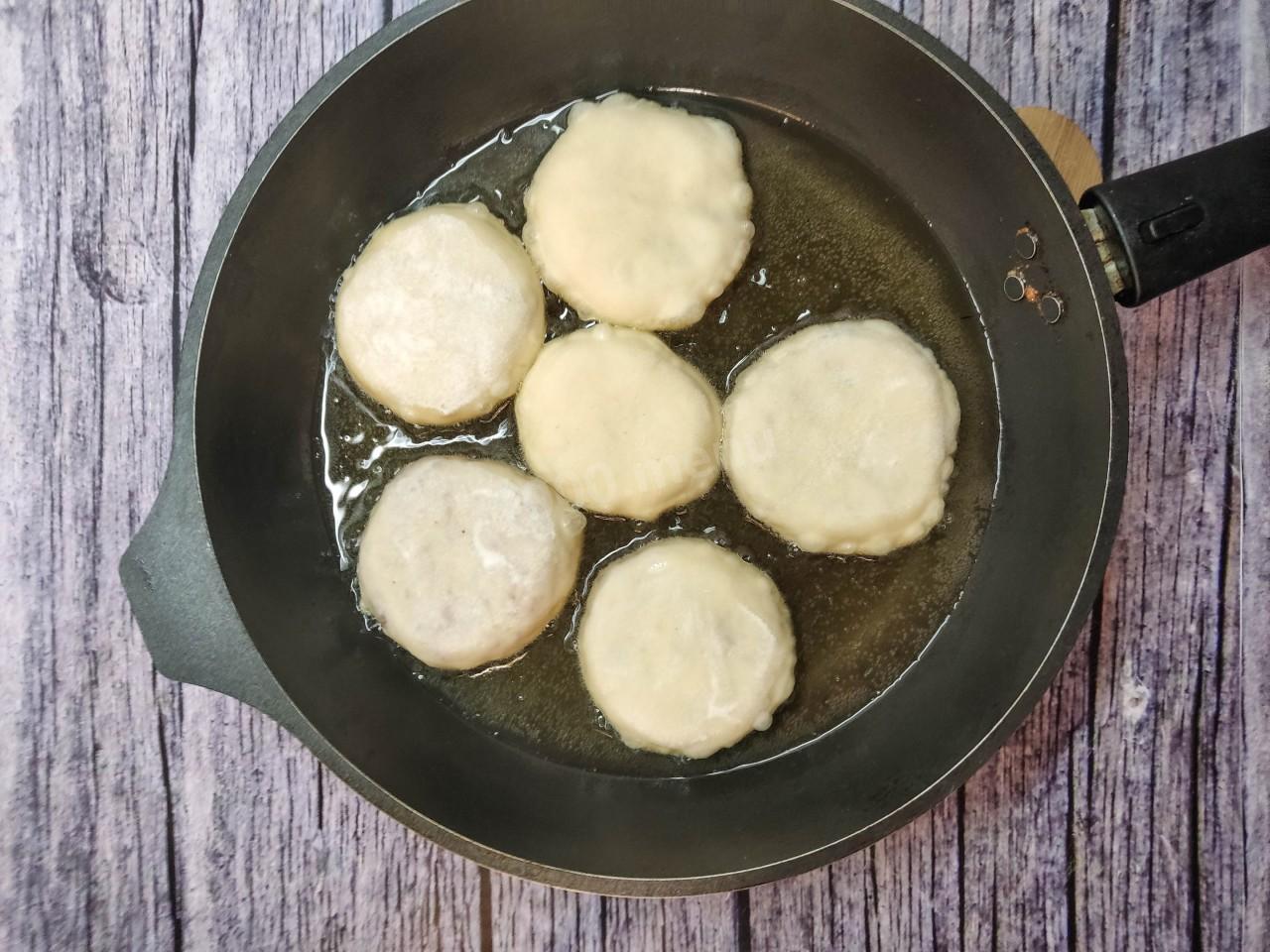 Шаг 12 приготовления Беляши без дрожжей на кефире с мясом