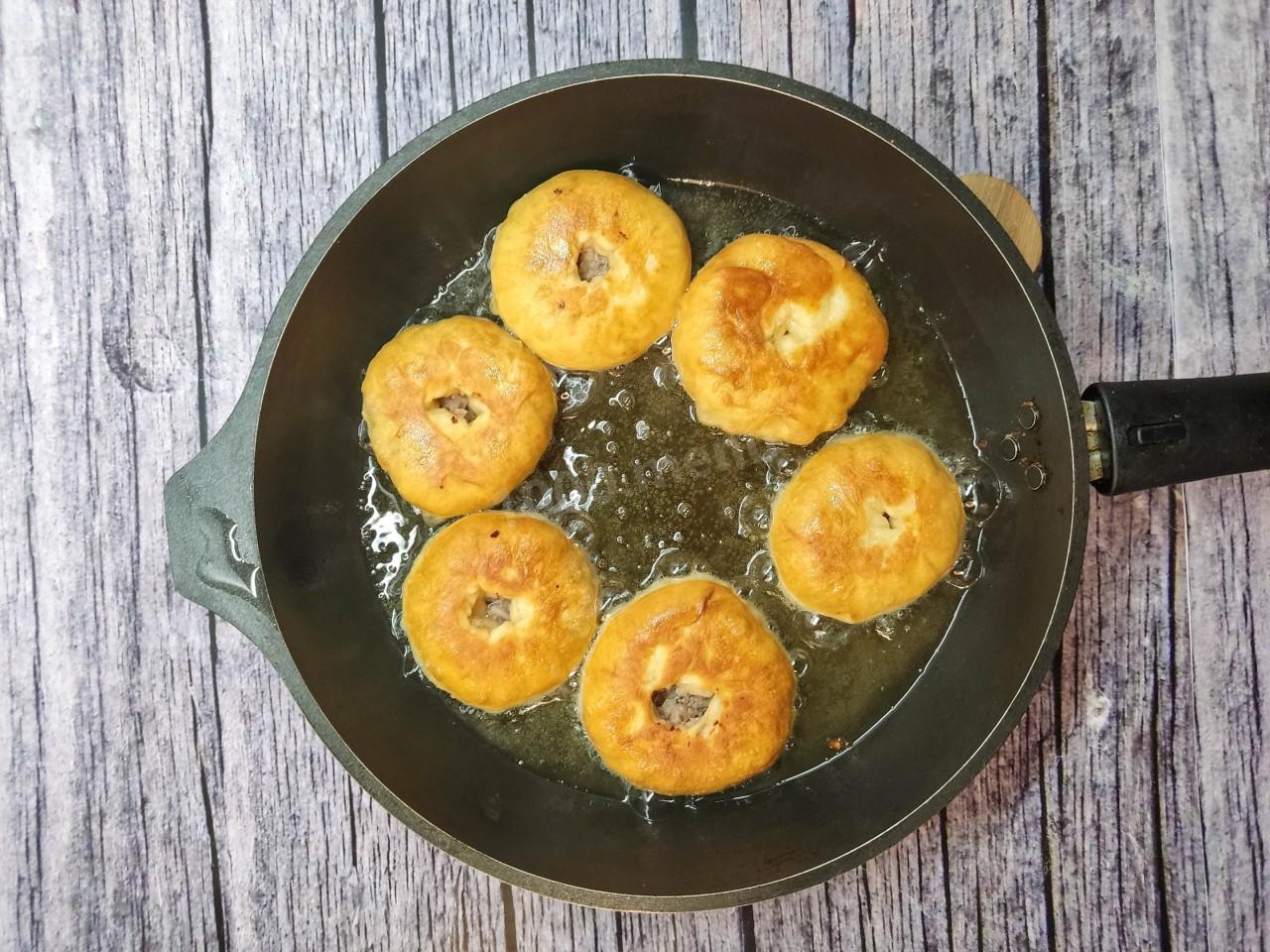 Шаг 13 приготовления Беляши без дрожжей на кефире с мясом