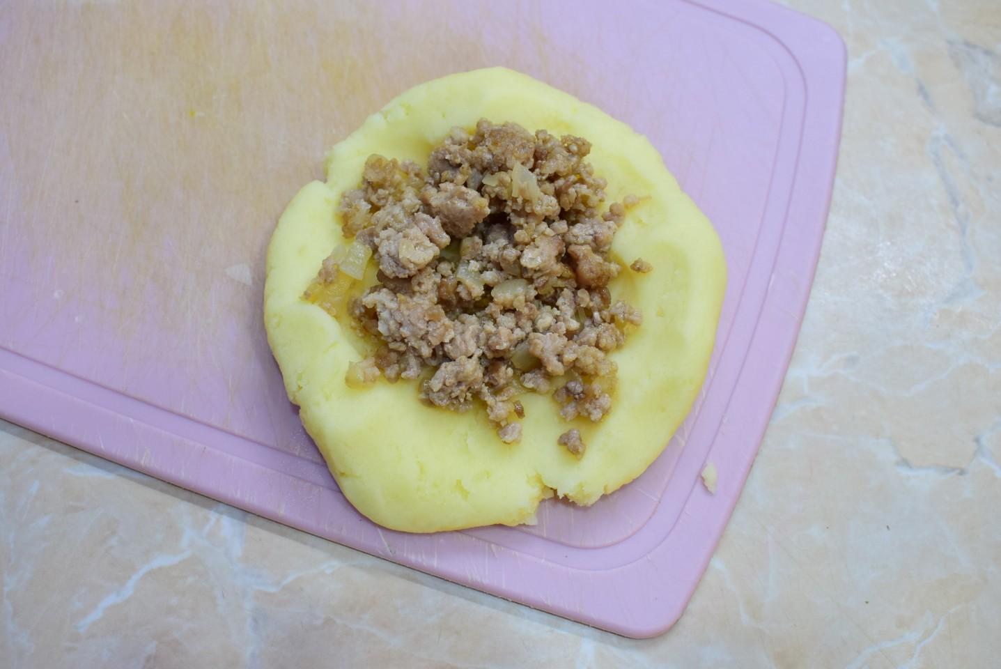 Шаг 6 приготовления Пирожки из картофельного пюре на сковороде