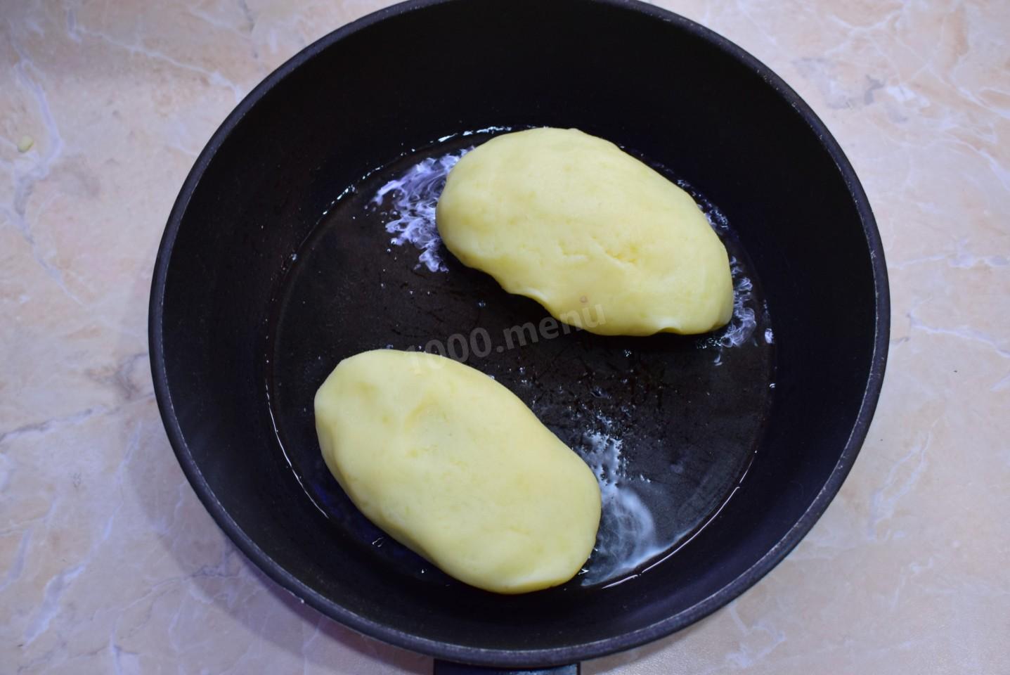 Шаг 7 приготовления Пирожки из картофельного пюре на сковороде