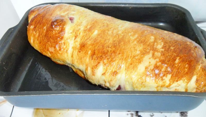 Шаг 14 приготовления Сдобный рулет с вишней