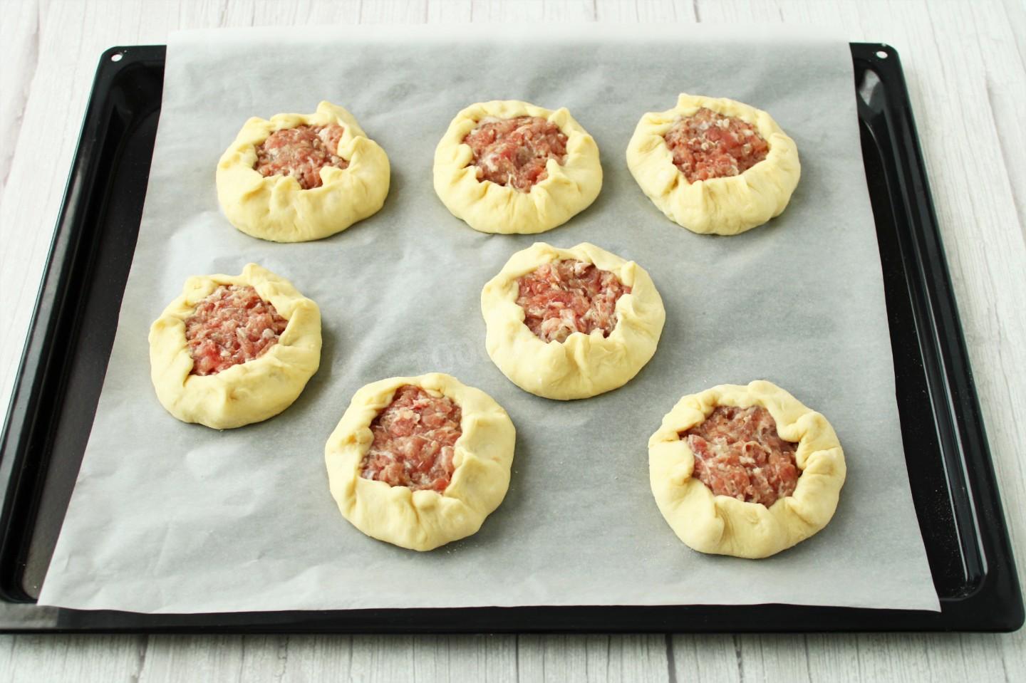 Шаг 20 приготовления Открытые пирожки с мясом в духовке