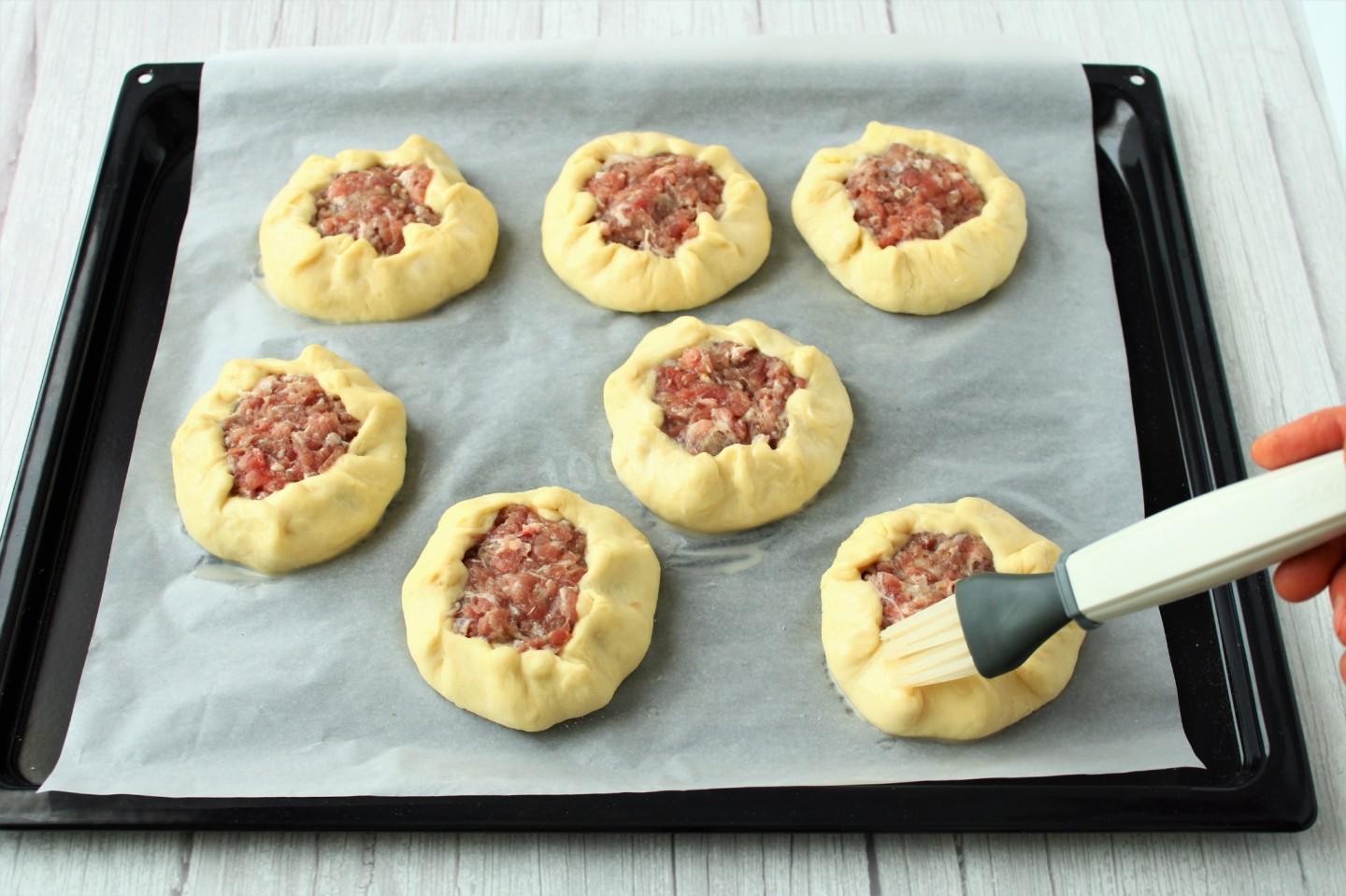 Шаг 22 приготовления Открытые пирожки с мясом в духовке