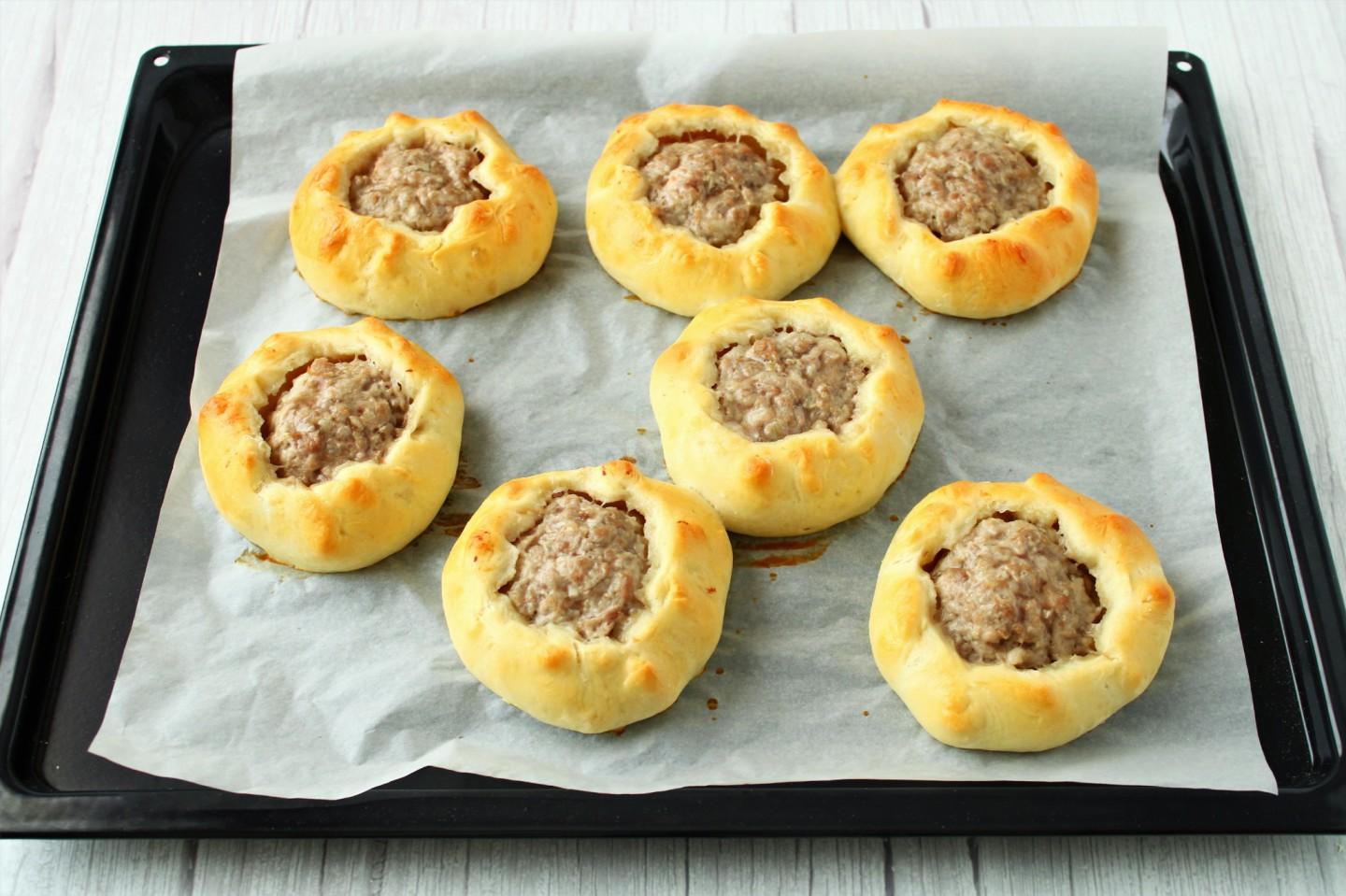 Шаг 23 приготовления Открытые пирожки с мясом в духовке