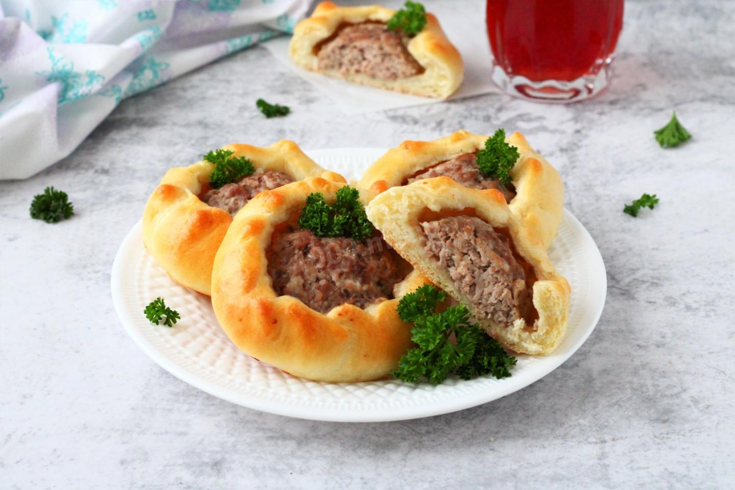 Шаг 24 приготовления Открытые пирожки с мясом в духовке