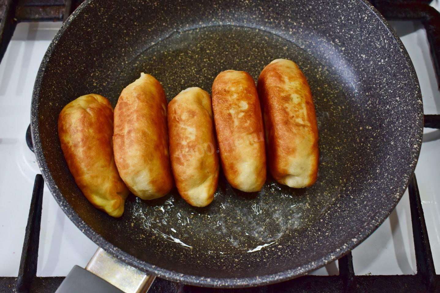 Шаг 11 приготовления Пирожки с начинкой из картофеля жареные