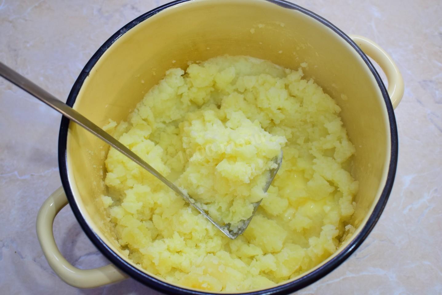 Шаг 2 приготовления Пирожки с начинкой из картофеля жареные