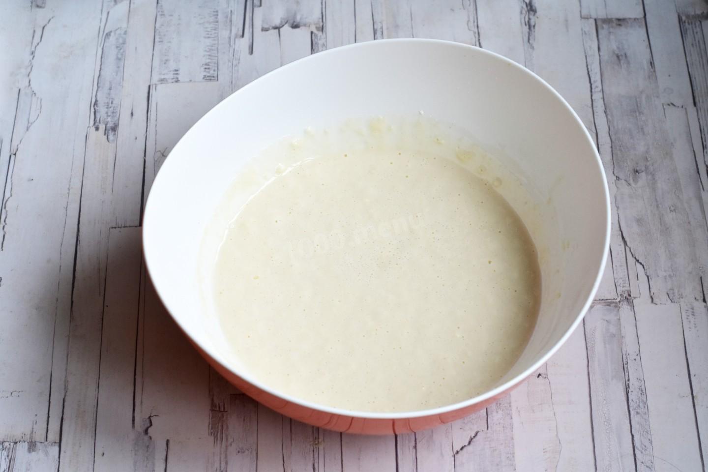 Шаг 3 приготовления Оладьи на молоке с дрожжами и яйцами