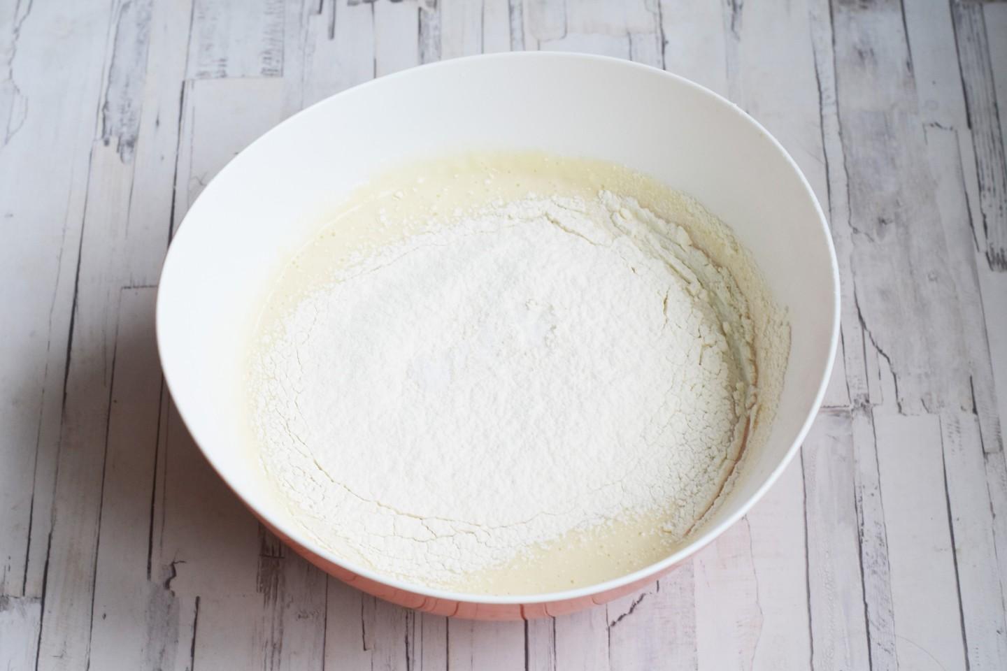 Шаг 6 приготовления Оладьи на молоке с дрожжами и яйцами