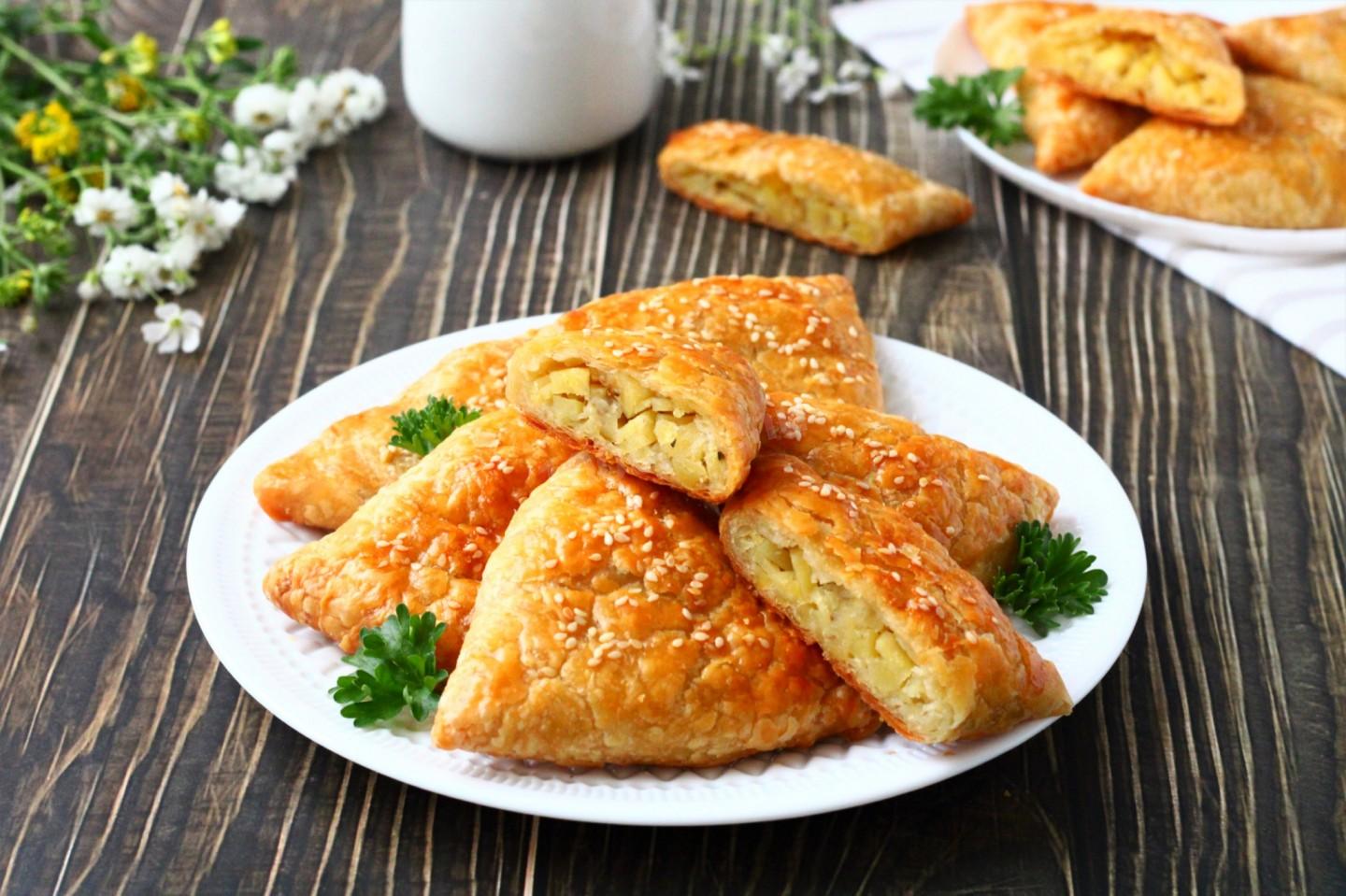 Шаг 28 приготовления Самса с картошкой из слоеного теста