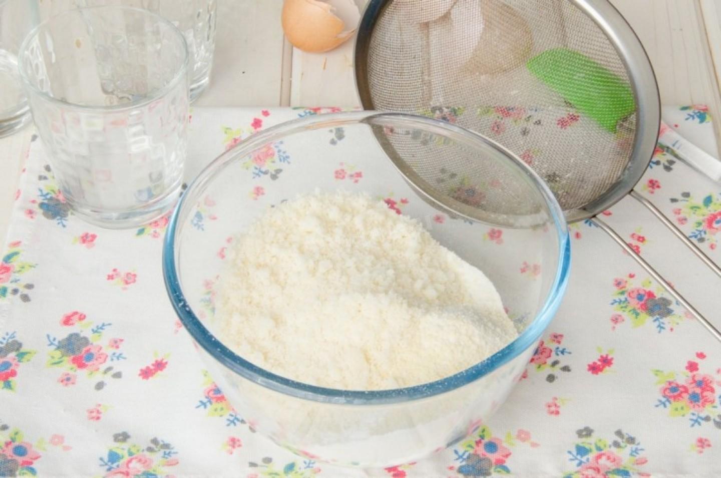 Шаг 7 приготовления Кокосовый бисквит Дакуаз с ягодами