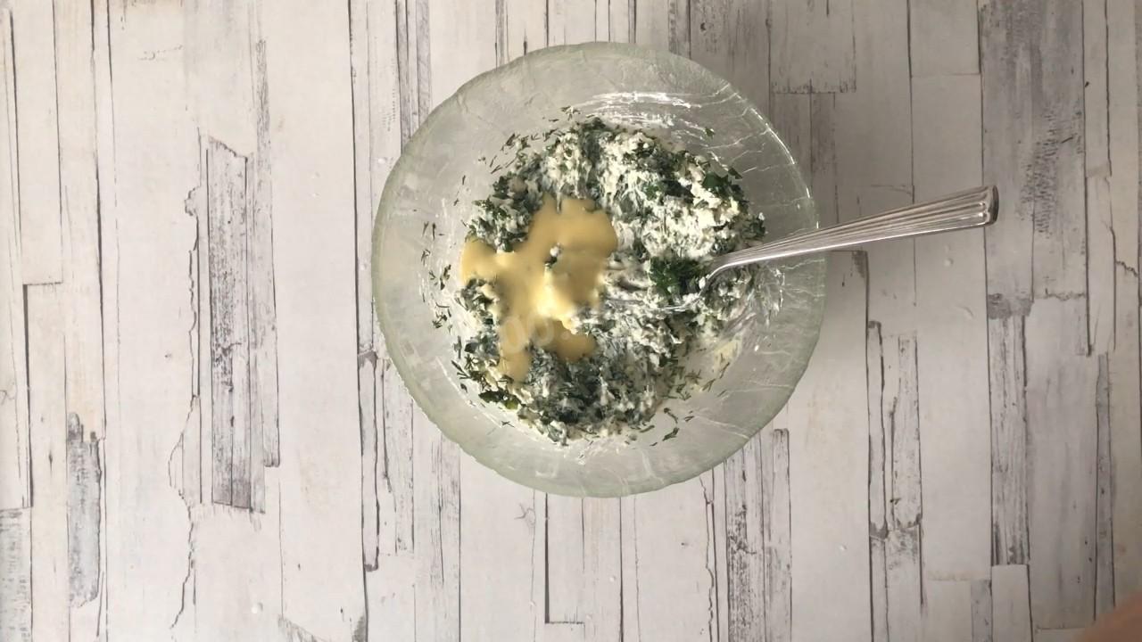 Шаг 5 приготовления Слоеный пирог с брынзой и зеленью