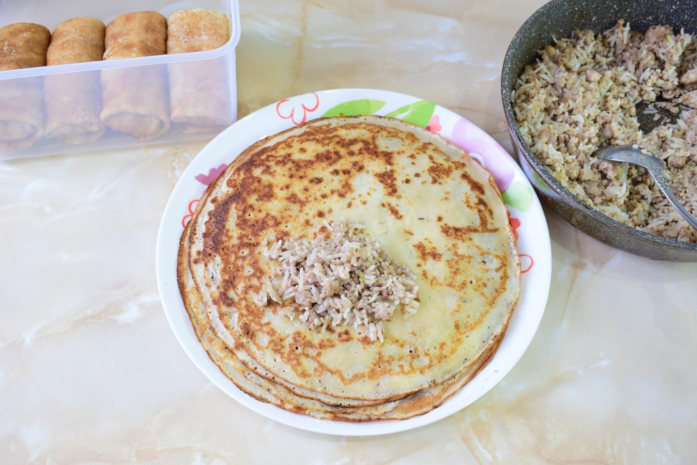 Шаг 11 приготовления Блины с мясом и рисом
