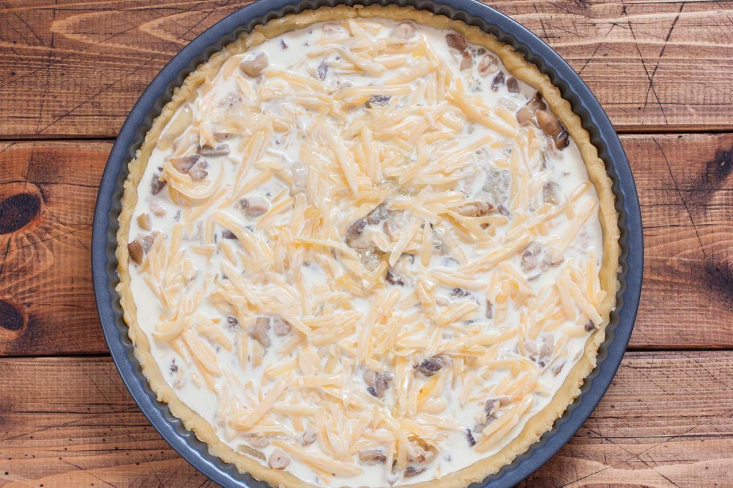 Шаг 12 приготовления Лоранский пирог с курицей и грибами