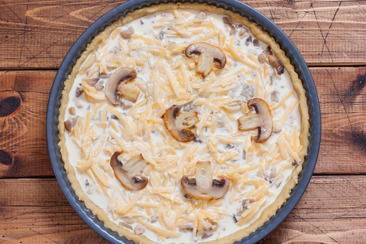 Шаг 13 приготовления Лоранский пирог с курицей и грибами