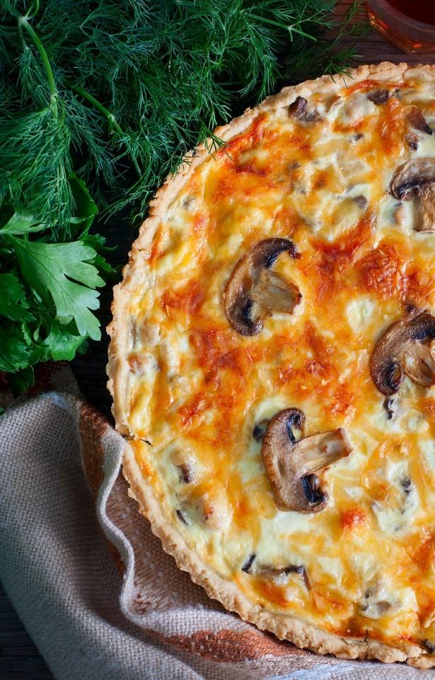 Шаг 14 приготовления Лоранский пирог с курицей и грибами