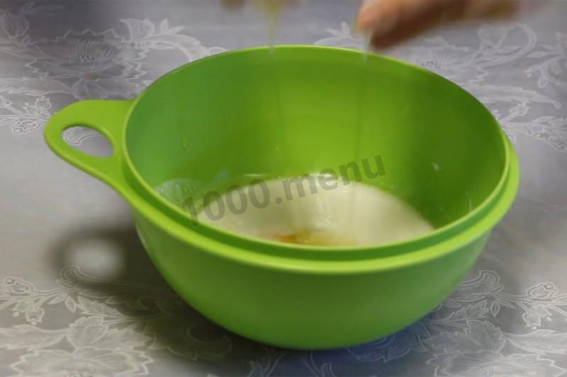 Шаг 7 приготовления Пирожки из нежного теста на кефире с зеленым луком и яйцом