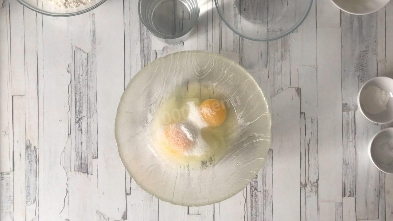 Шаг 2 приготовления Блины на кислом молоке с дырочками