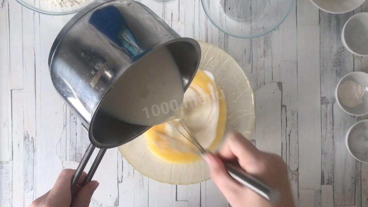 Шаг 3 приготовления Блины на кислом молоке с дырочками