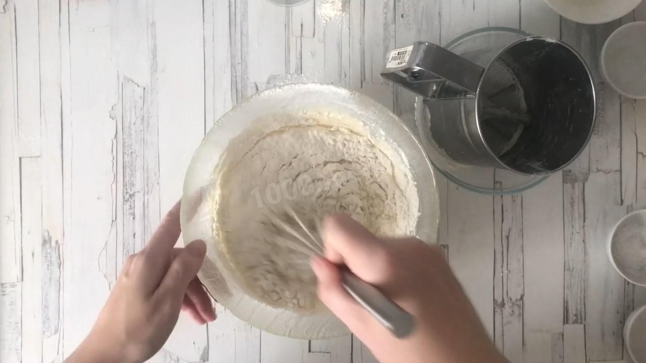 Шаг 4 приготовления Блины на кислом молоке с дырочками