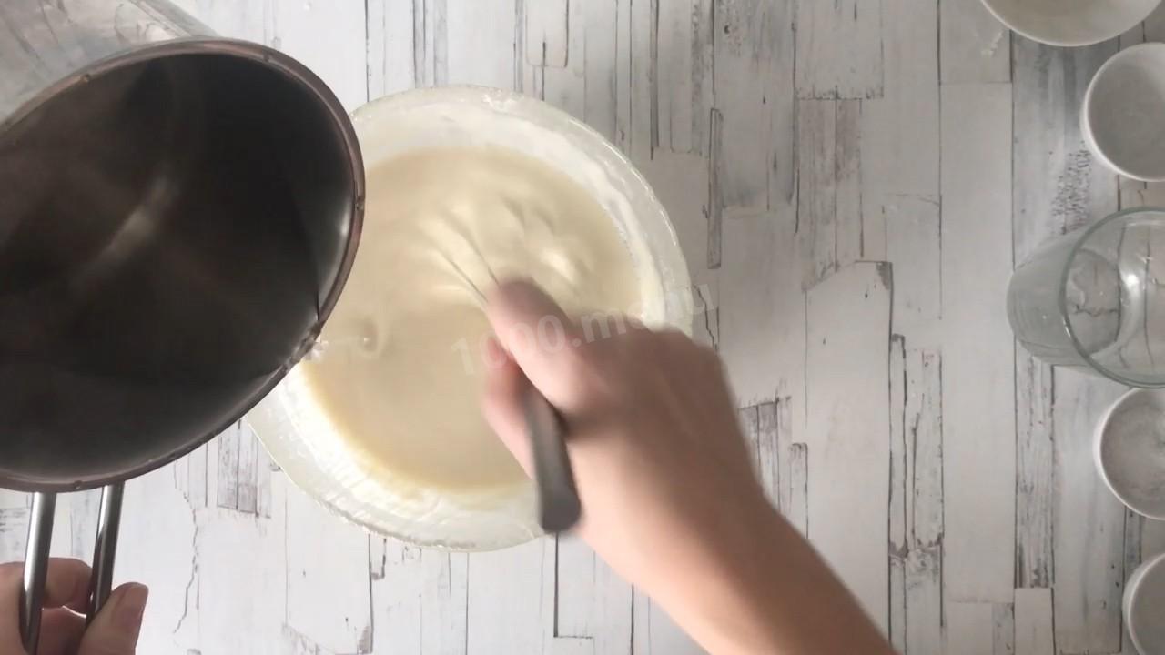 Шаг 5 приготовления Блины на кислом молоке с дырочками