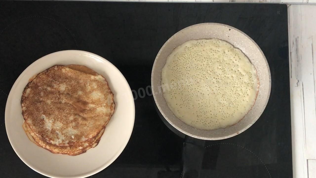 Шаг 7 приготовления Блины на кислом молоке с дырочками