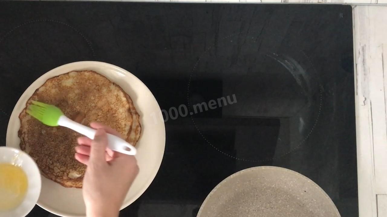 Шаг 8 приготовления Блины на кислом молоке с дырочками