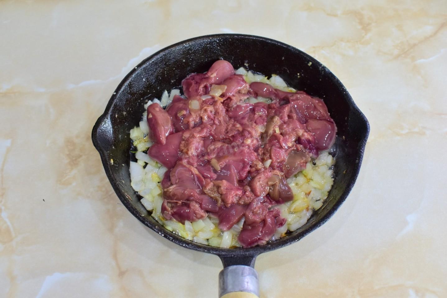 Шаг 8 приготовления Пирожки с куриной печенью