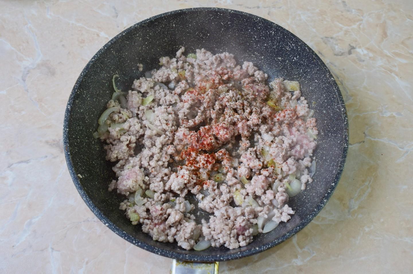 Шаг 4 приготовления Заливной пирог с картошкой и фаршем мясным