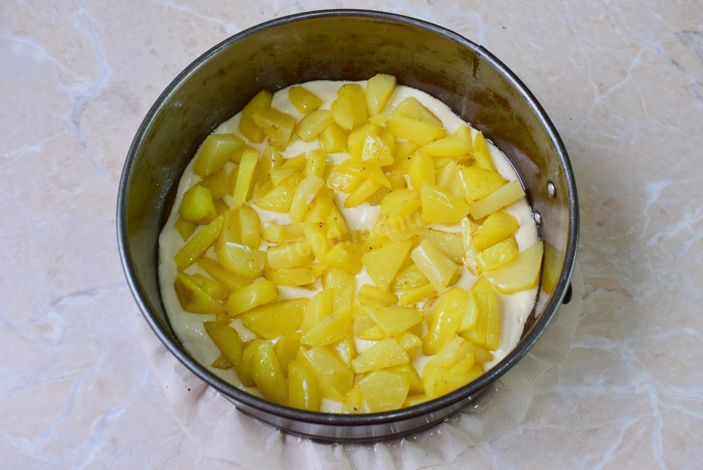 Шаг 9 приготовления Заливной пирог с картошкой и фаршем мясным