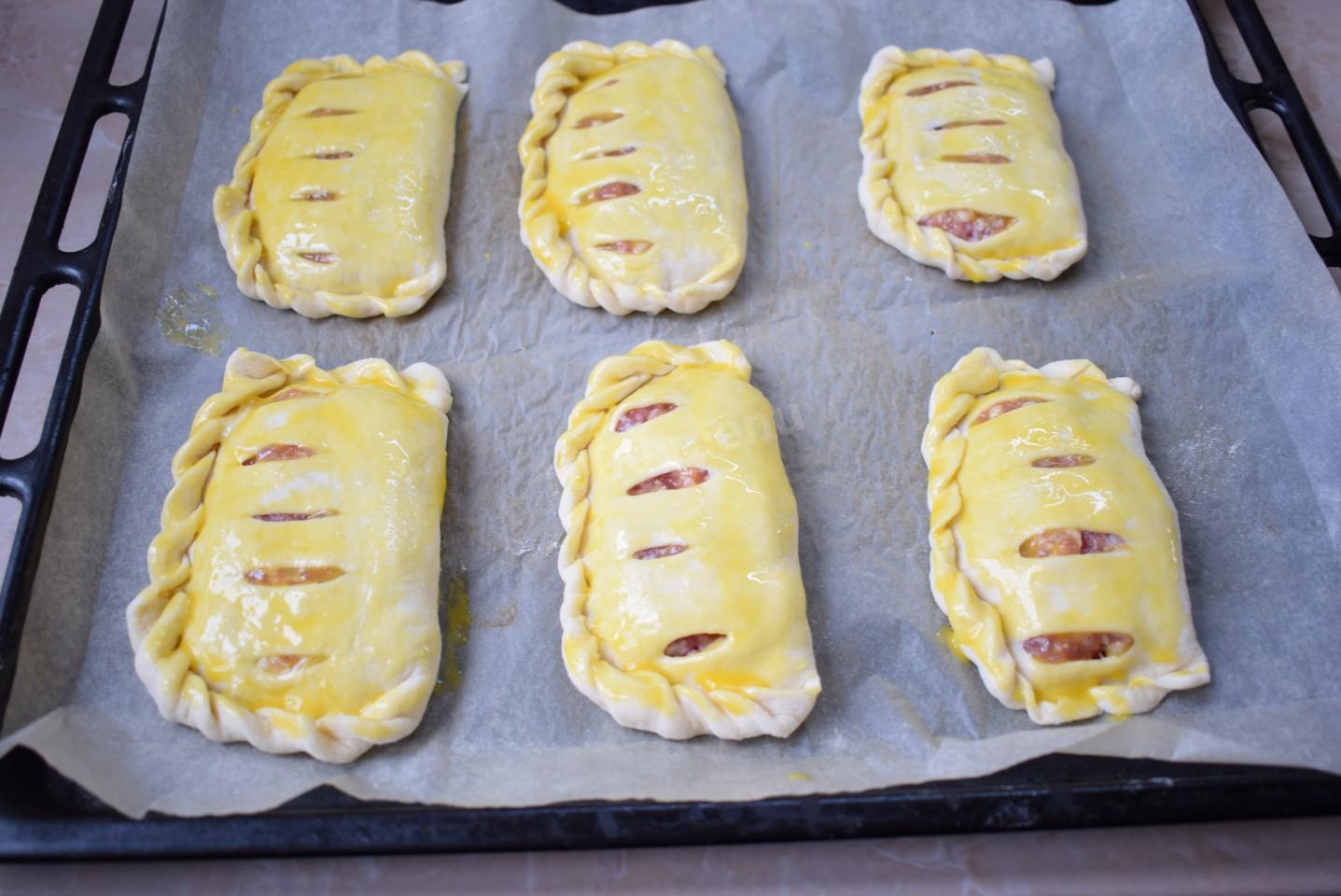 Шаг 6 приготовления Пирожки с мясом из слоеного теста в духовке