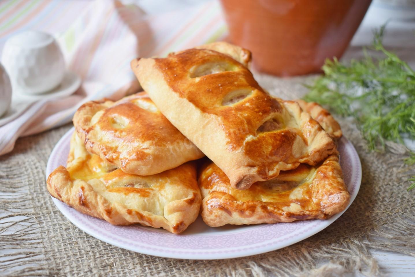 Обложка рецепта Пирожки с мясом из слоеного теста в духовке