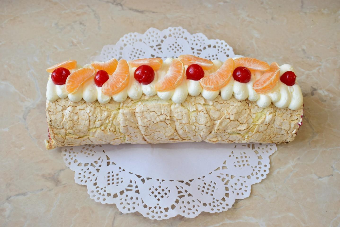 Шаг 13 приготовления Меренговый рулет с творожным сыром и сливками