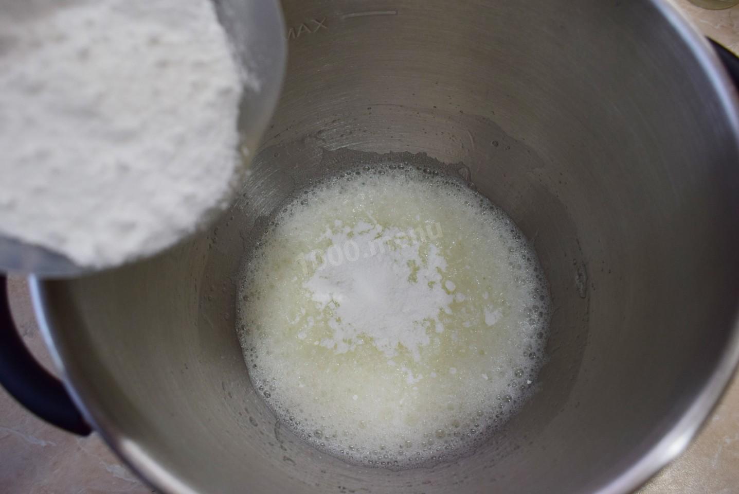 Шаг 2 приготовления Меренговый рулет с творожным сыром и сливками
