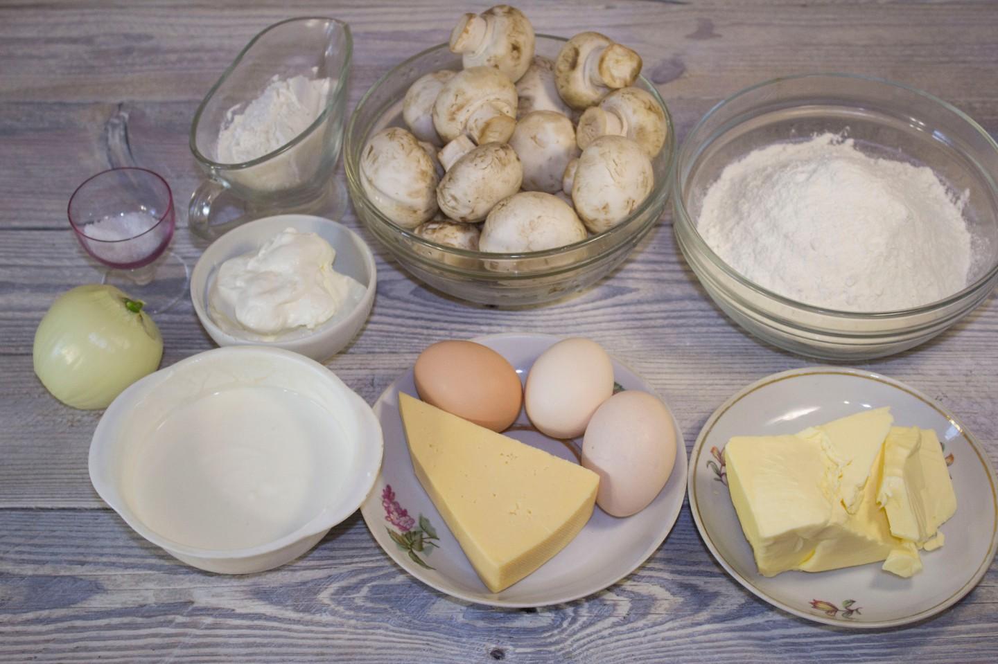 Шаг 1 приготовления Пирог с грибами и сыром